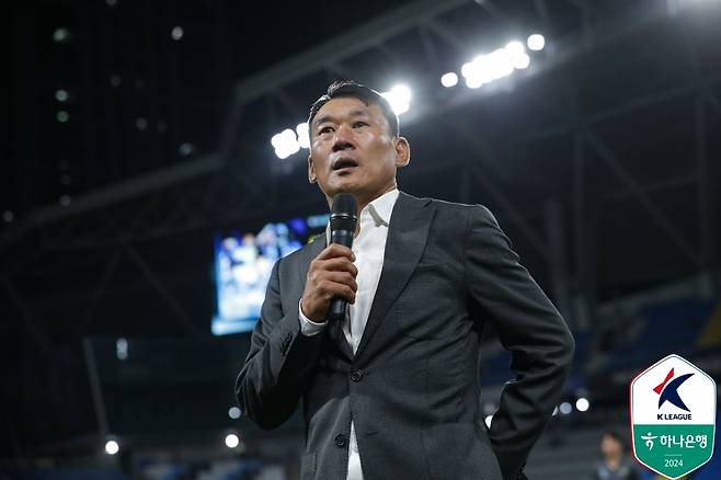 사퇴에 앞서 팬들에게 인사하는 조성환 감독(한국프로축구연맹 제공)