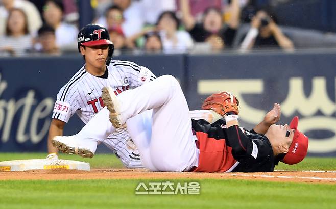 KIA 2루수 김선빈(오른쪽)이 10일 잠실구장에서 열린 2024 KBO리그 LG와 경기 5회말 무사 LG 구본혁의 번트 안타를 수비하는 과정에서 타자주자와 충돌한 뒤 고통스러워하고 있다. 잠실 | 박진업 기자 upandup@sportsseoul.com