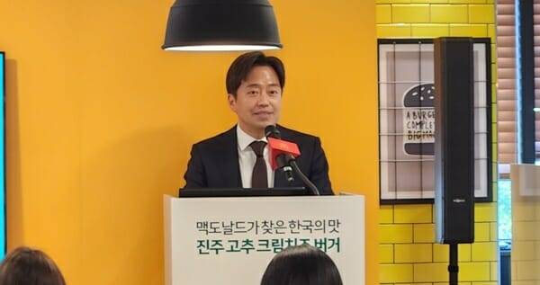 지난 10일 한국맥도날드 대외협력 담당 양형근 이사가 ‘2024 한국의 맛 신메뉴 출시 기념행사’에서 발표하고 있다. (사진=김민아 기자)