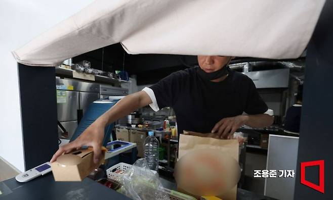 배달 가게를 운영하고 있는 자영업자가 음식을 포장하고 있다. 사진=조용준 기자 jun21@