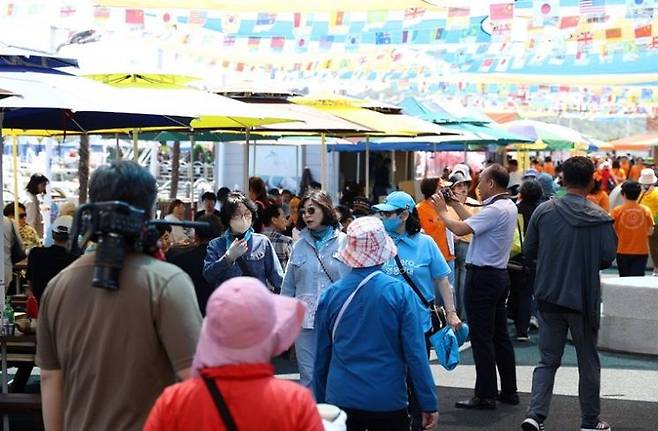 지난달 27일 마량놀토수산시장에 7000여명이 방문해 북적이고 있다. [사진제공=강진군]