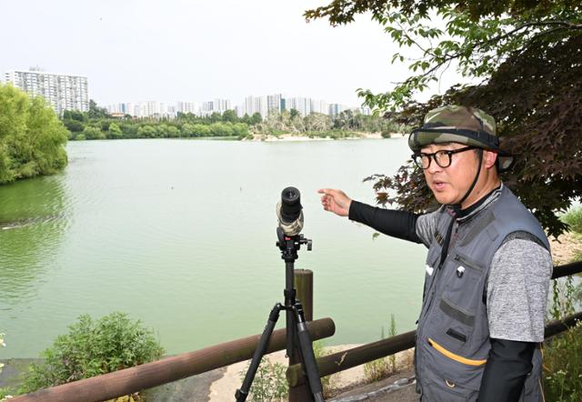 이진희 야생생물생태보존연구소 대표가 경기 수원시 서호공원 호수에서 가마우지에 대해 설명하고 있다. 왕태석 선임기자