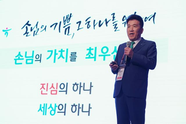 함영주 하나금융지주 회장이 11일 제주 롯데호텔에서 열린 ‘2024 한경협 CEO 제주하계포럼’에 참석해 '하나금융그룹이 준비하고 있는 변화와 혁신'을 주제로 발표하고 있다. 한경협 제공