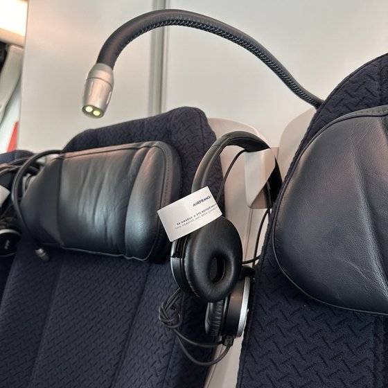 에어프랑스 인천~파리 노선 프리미엄 이코노미 좌석. 비즈니스 좌석에서나 볼 수 있는 독서등과 헤드폰이 비치돼 있다. 최승표 기자