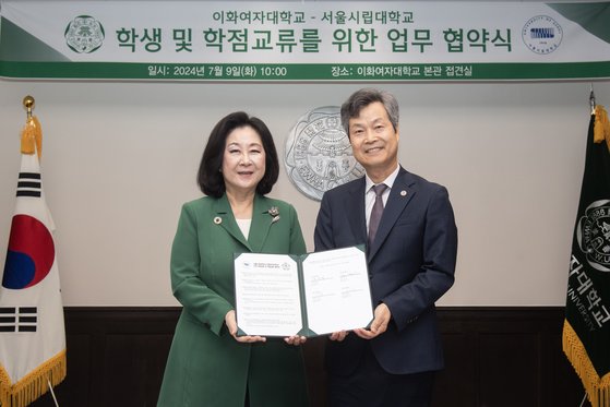 좌측부터 이화여자대학교 김은미 총장, 서울시립대 원용걸 총장