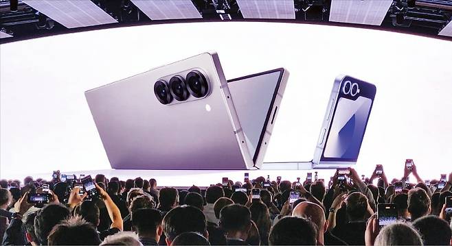 삼성전자가 10일 프랑스 파리 루브르박물관에서 ‘갤럭시 언팩 2024’를 열고 신형 폴더블 스마트폰인 갤럭시 Z폴드·플립6를 공개했다. /연합뉴스