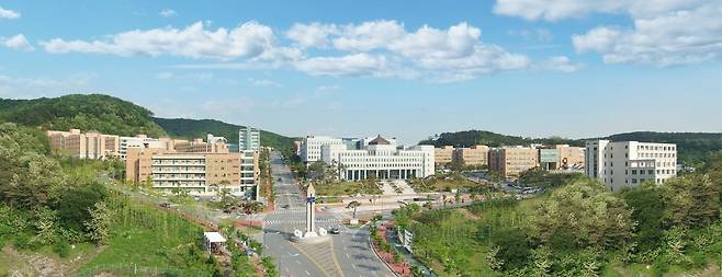 단국대학교가 과학기술정보통신부와 정보통신기획평가원 주관의 '2024년도 학.석사 연계ICT(정보통신기술) 핵심인재양성사업'에 2개 사업단이 선정된 단국대 죽전캠퍼스 전경.단국대학교 제공