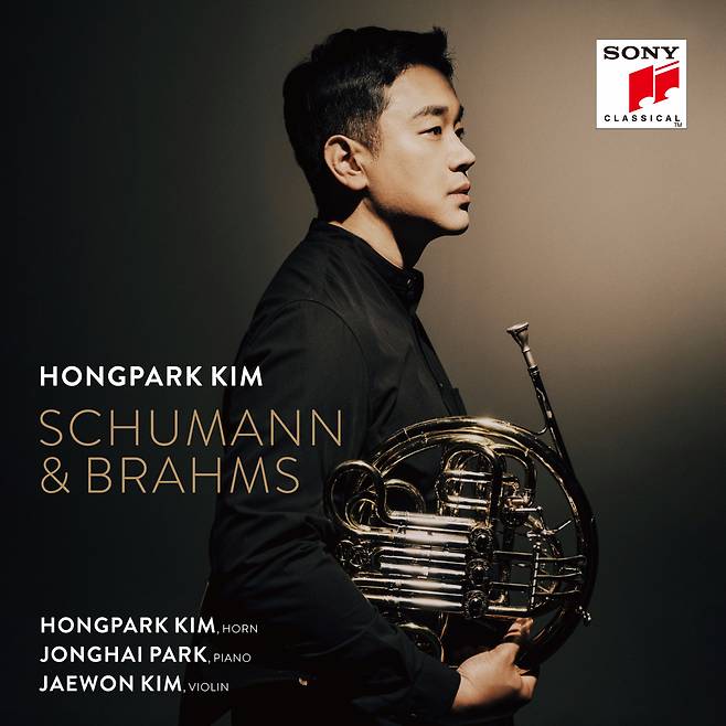 The cover of South Korean hornist Kim Hong-park 's first ablum "Schumann & Brahms" (MOC Production)