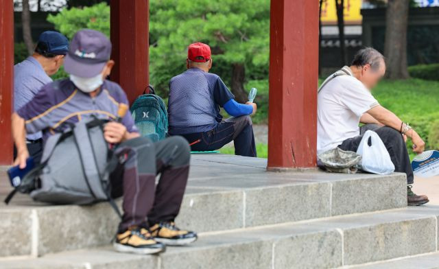 행정안전부는 10일 기준 65세 이상 주민등록인구가 1000만62명을 기록해, 전체 주민등록인구 5126만9012명 중 19.51%를 차지한다고 11일 밝혔다. 연합뉴스