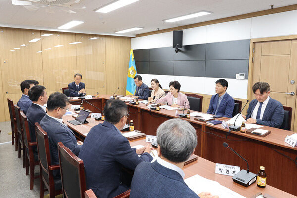 창원시의회 의장단과 창원시 실국장이 모여 10일 시의회 회의실에서 소통간담회를 열고 있다. /창원시의회