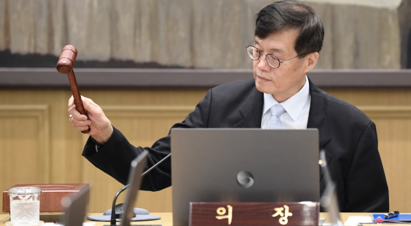 BOK Governor Rhee Chang-yong bangs the gavel to open a Monetary Policy Committee meeting in Seoul on July 11, 2024. [Photo by Joint Press Corps]