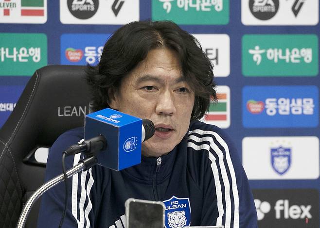 홍명보 울산HD 감독이 지난 10일 울산 문수경기장에서 열린 프로축구 울산HD와 광주FC의 경기를 끝내고 공식 기자회견을 통해 입장을 밝히고 있다. /사진=뉴스1