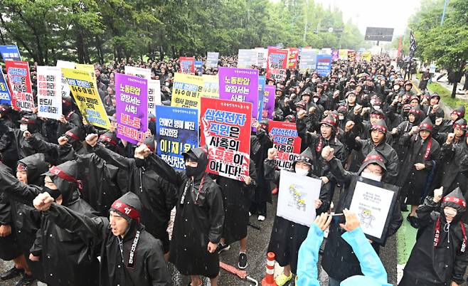 삼성전자 최대 노조인 전국삼성전자노동조합(전삼노)이 총파업에 돌입한 8일 경기도 화성시 삼성전자 화성사업장 정문 앞에서 총파업 결의대회에 참가한 조합원들이 구호를 외치고 있다./ 사진=뉴시스 김종택 기자 /사진=김종택