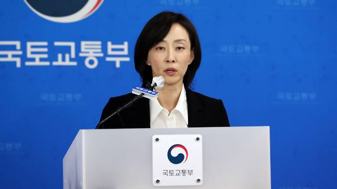 사전청약 사업의 잇따른 취소 소식에 당첨자들이 청약통장 복구만이 아니라 당첨 유지 등의 추가 조치를 취해달라고 호소했다. 사진은 이정희 국토부 공공주택추진단장이 지난 5월 정부세종청사에서 사전청약 제도 폐지를 발표하던 모습. /사진=뉴스1