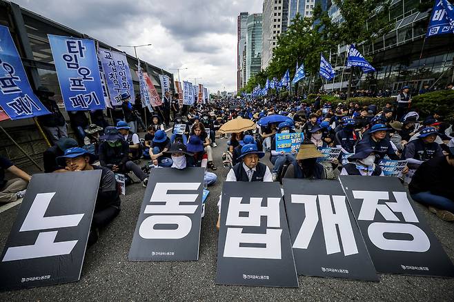 지난 10일 서울 여의도 한국경제인협회 앞에서 열린 금속노조의 1차 총파업 대회에서 조합원들이 일명 노란봉투법(노조법 2,3조 개정) 개정과 타임오프 폐기 등의 내용을 담은 피켓을 들고 있다. [뉴시스]