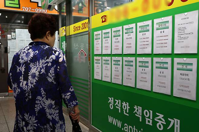 사진은 서울의 한 부동산에 게시된 관련 정보 [연합]