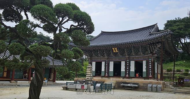 신륵사의 중심건물인 극락보전