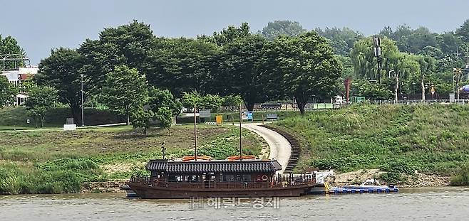 신륵사 건너편 강가에는 나루터가 있다. 이 배는 신륵사와 영월루, 영릉(세종대왕릉)을 이어주는 관광선 역할을 한다.