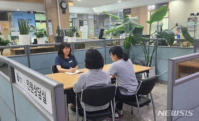 [부천=뉴시스] 정일형 기자 = 부천시 민원상담실 운영 모습. (사진은 부천시 제공)