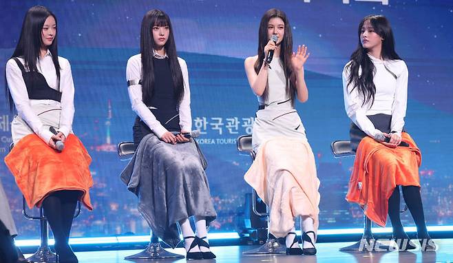 [서울=뉴시스] 추상철 기자 = 그룹 뉴진스(왼쪽부터 하니, 해린, 다니엘, 민지)가 11일 오전 서울 용산구 그랜드 하얏트 서울 그랜드볼룸에서 열린 '2024 한국 관광 명예홍보대사 위촉식'에서 소감을 밝히고 있다.  2024.07.11. scchoo@newsis.com