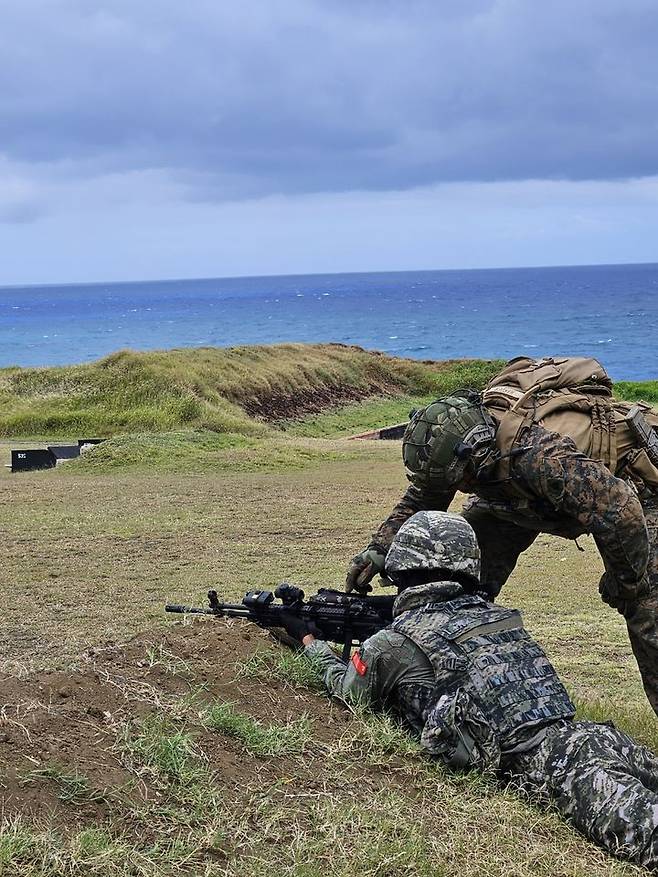 [하와이=뉴시스] 10일 오후(현지시각) 10일 오후(현지시각) 미 하와이 카네오헤 해병대 기지에서 우리 해병대원이 미군과 한 팀을 이뤄 기동사격을 실시하고 있다. 2024.07.11. *재판매 및 DB 금지