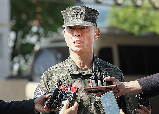 ▲ 임성근 전 해병대 1사단장이 지난 5월 13일 오전 경북 경산시 경북경찰청 형사기동대에서 '해병대 채상병 순직 사건' 조사를 받기 위해 출석하기 전 취재인 앞에서 입장을 밝히고 있다. 경북경찰청 형사기동대는 임 전 사단장을 업무상과실치사 혐의 피의자로 불러 직접 대면 수사한다. ⓒ연합뉴스