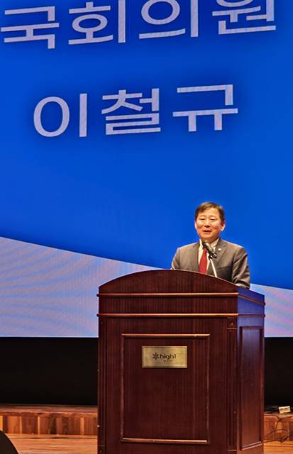 ▲11일 정선군 사북읍 강원랜드 5층 컨벤션홀에서 열린 사북신협 창립 30주년 기념 '탄광촌 사북이야기' 출판기념회에서 지역출신 이철규 국회의원이 축사를 통해다음세대에 희망을 주는 사북으로 만들어야 한다고 강조하고 있다. ⓒ프레시안