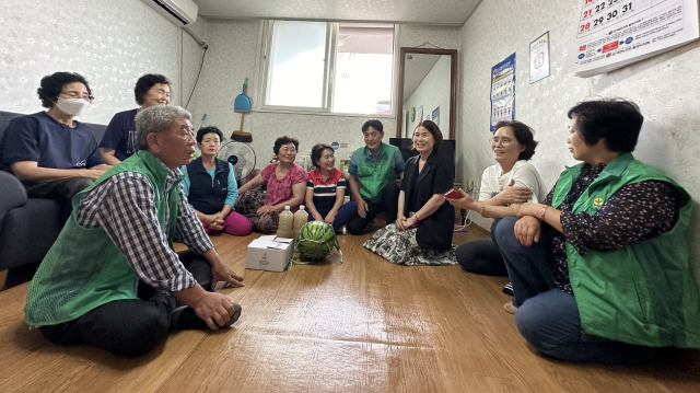 ▲경남 밀양시 교동은 11일 새마을지도자협의회·부녀회와 함께 관내 경로당을 방문해 어르신들의 건강과 안부를 확인하고 있다.ⓒ밀양시