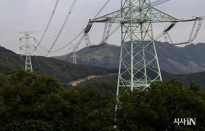 밀양시 부북면 위양마을 뒷산의 765kV 128번 송전탑. 멀리 보이는 송전탑은 127과 126번이다. ⓒ시사IN 조남진