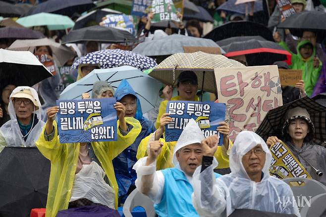 6월8일 오후 경남 밀양시에서 열린 ‘윤석열 핵 폭주 원천봉쇄 결의대회’에서 참석자들이 구호를 외치고 있다. ⓒ시사IN 조남진