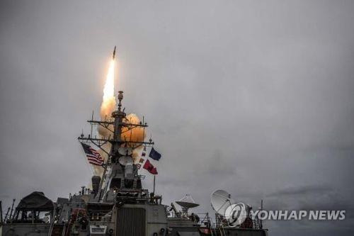 SM-6 함대공미사일을 발사하는 미 해군 구축함 [미 해군 홈페이지 캡처]