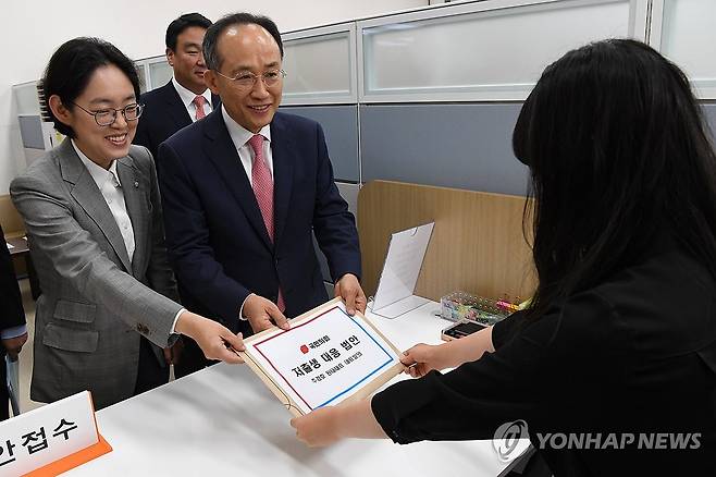 저출생 대응 당론 법안 제출하는 국민의힘 (서울=연합뉴스) 김주성 기자 = 국민의힘 추경호 원내대표가 11일 오전 저출생 대응을 위해 당론으로 발의한 정부조직법 개정안 및 저출산고령사회기본법 개정안을 국회 의안과에 제출하고 있다. 2024.7.11 [공동취재] utzza@yna.co.kr