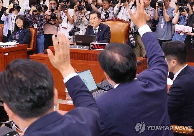 '윤 대통령 탄핵 국민청원' 청문회 채택 앞두고 여야 신경전 (서울=연합뉴스) 김주성 기자 = 9일 오후 서울 여의도 국회에서 열린 법제사법위원회 전체 회의에서 정청래 위원장이 '윤석열 대통령 탄핵소추안 즉각 발의 요청에 관한 청원' 관련 청문회 실시계획서 채택 안건 상정을 앞두고 여당 의원들의 의사진행발언 요청을 받고 있다. 2024.7.9 utzza@yna.co.kr