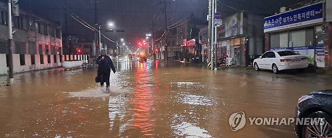 폭우로 물에 잠긴 군산 시내 (군산=연합뉴스) 10일 전북 군산시 일대에 폭우가 쏟아지면서 중앙로 일대 도로가 물에 잠겨 있다. 2024.7.10 [군산시 제공. 재판매 및 DB 금지] sollenso@yna.co.kr