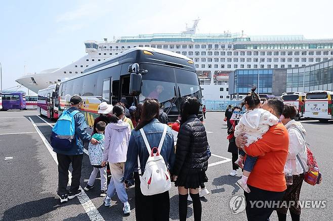 제주 찾은 중국 크루즈 관광객 [연합뉴스 자료사진]