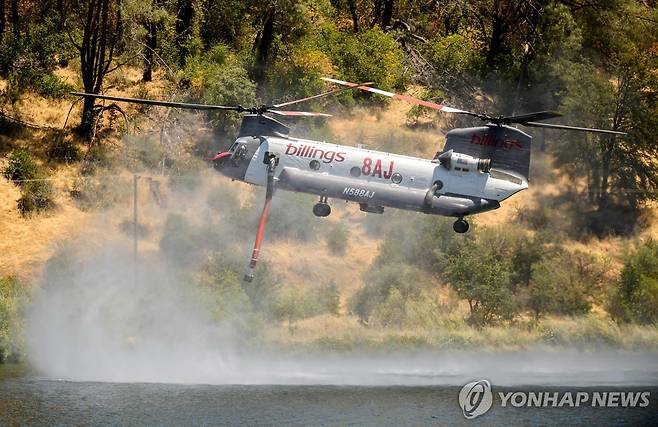 미국서 산불 진압 나선 헬리콥터 (캘리포니아 AFP=연합뉴스) 지난 3일(현지시간) 미국 캘리포니아주에서 발생한 산불 진압을 위해 헬기 한대가 날아가고 있다. 2024.07.11 
 photo@yna.co.kr