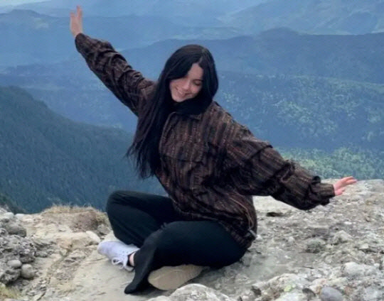 루마니아 부체지 산에서 남자 친구와 하이킹을 하던 중, 갑자기 나타난 곰에게 살해 당한 마리아 다이애나(19). 사진=소셜미디어 '잼 프레스' 캡처