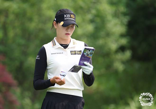 방신실이 12일 열린 KLGA 투어 하이원리조트 여자오픈 2라운드에서 코스 공략을 고민하고 있다.(사진=KLPGA 제공)