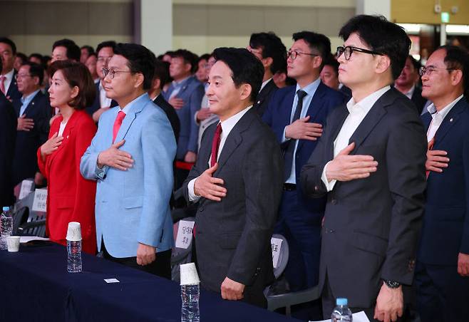 국민의힘 나경원(왼쪽부터)·윤상현·원희룡·한동훈 당 대표 후보들이 12일 오후 대구 엑스코에서 열린 제4차 전당대회 대구ㆍ경북 합동연설회에서 국민의례를 하고 있다. (사진=연합뉴스)