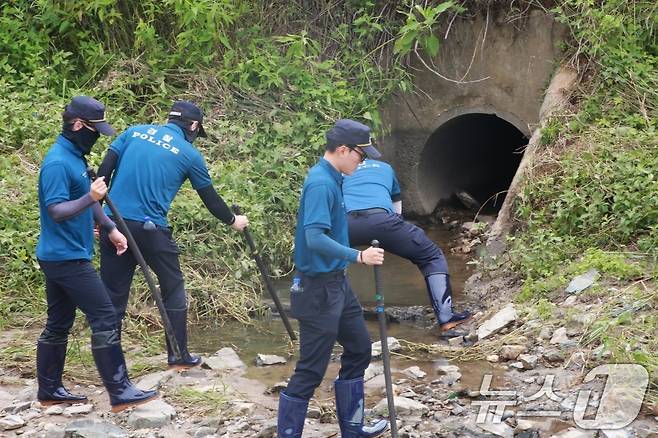 전북경찰청 경찰관들이 12일 오전 지난 10일 전북 익산시 금마면의 한 펜션으로 동아리 엠티(MT)를 왔다가 폭우로 실종된 대학생을 수색하고 있다. (전북경찰청 제공) 2024.7.12/뉴스1