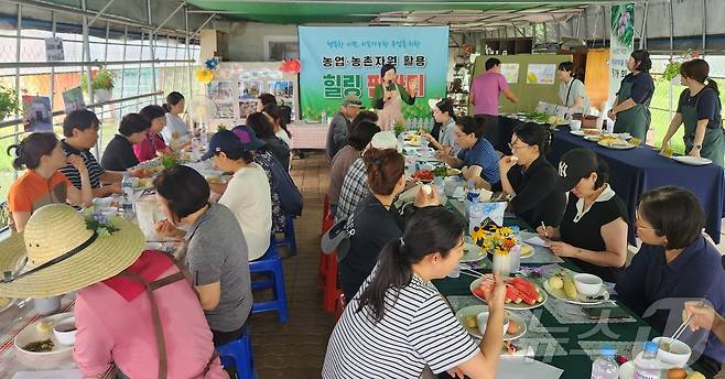 ‘시민공감 힐링 팜파티’에서 참가자들이 직접 딴 옥수수를 먹으며 담소를 나누고 있다. (계룡시 제공) /뉴스1