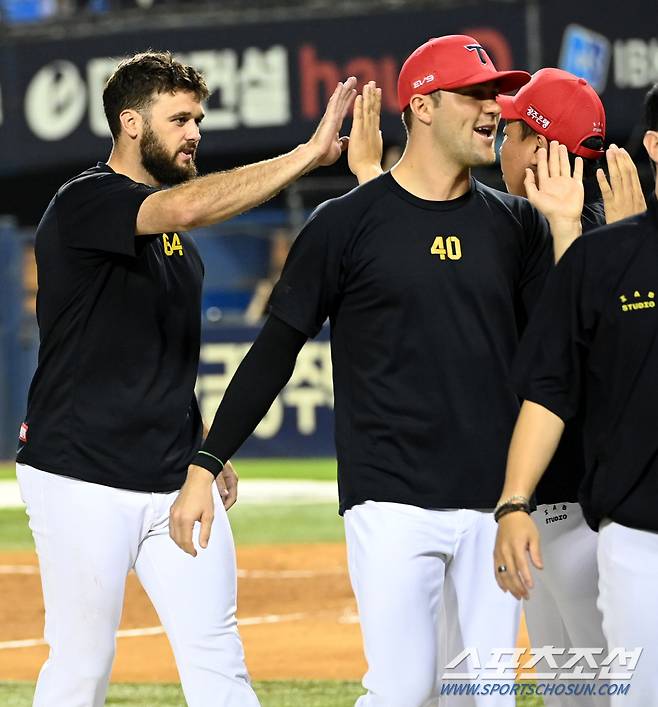 11일 잠실야구장에서 열린 KIA와 LG의 경기, KIA가 4대2로 승리하며 시리즈 스윕을 달성했다. 승리의 기쁨을 나누는 알드레드와 이범호 감독의 모습. 잠실=허상욱 기자wook@sportschosun.com/2024.07.11/