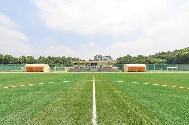 해누리체육공원 축구장 리모델링 후 전경. 양천구 제공.