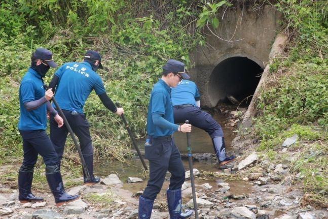 전북경찰청 소속 경찰관들이 12일 오전 전북 익산시 금마면 일대에서 동아리 MT를 왔다가 폭우로 실종된 대학생을 수색하고 있다. [이미지출처=연합뉴스]