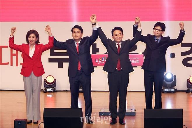 국민의힘 한동훈, 원희룡, 윤상현, 나경원 당대표 후보가 지난 10일 오후 부산 해운대구 벡스코(BEXCO) 오디토리움에서 열린 국민의힘 제4차 전당대회 부산·울산·경남 합동연설회에서 손을 맞잡고 있다. ⓒ데일리안 홍금표 기자