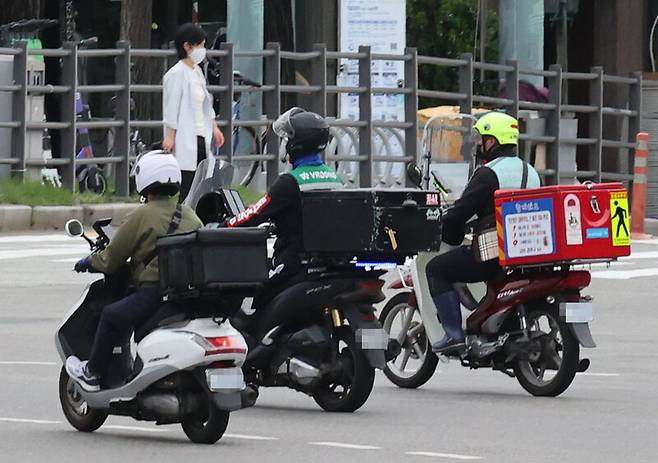 서울 시내서 배달 라이더들이 오토바이를 타고 이동하는 모습. 위 사진은 해당 기사와 관련이 없습니다. 연합뉴스.