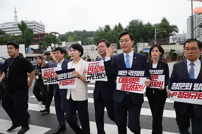 국회 법제사법위원회 소속 야당의원들이 12일 윤석열 대통령 탄핵 국민청원 청문회 추진 관련 대통령실에 증인출석요구서 수령을 촉구하며 서울 용산 대통령실을 항의 방문을 하면서 취재진에게 안내실까지 같이 가자고 말하고 있다. 김봉규 선임기자 bong9@hani.co.kr