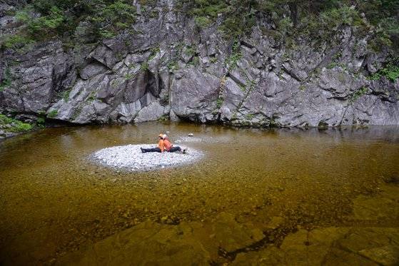 용소골 제1용소에서 제2용소 가는 길에 만난 일명 ‘용소섬’.