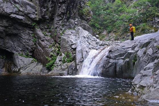 용소골의 제1용소. 깊이를 알 수 없을 만큼 소가 시커멓다.