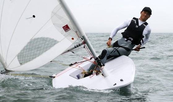 파리에서 5연속 올림픽 출전하는 요트 전설 하지민. 8일 부산 해운대 수영만요트경기장에서 훈련하고 있다. 송봉근 기자.